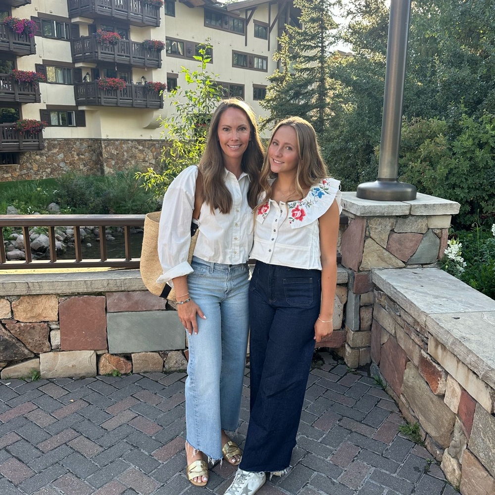 Meet your Poshers, Ava and Lauren